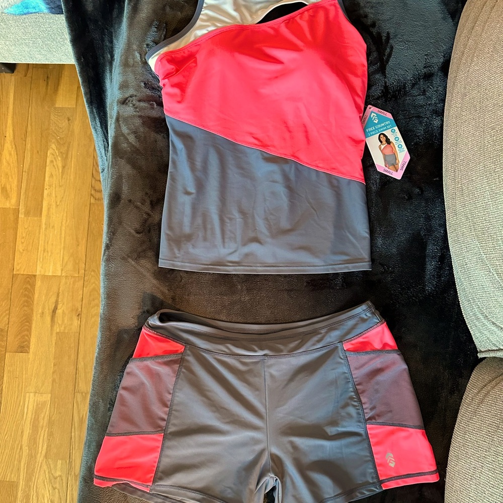 NWT Free Country 2-piece swim set.